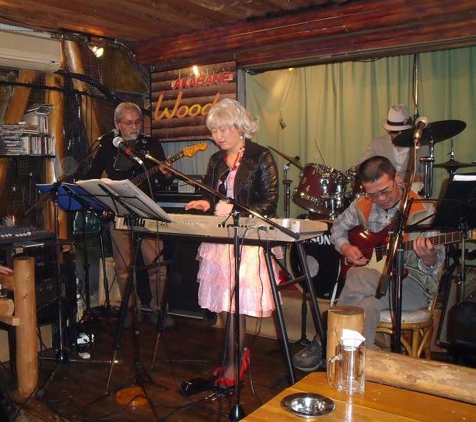 �ԉH�w�O�̃��C�u�n�E�X�@woody�ŉ��t